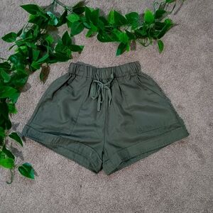 Green Elastic Shorts Size M in Green